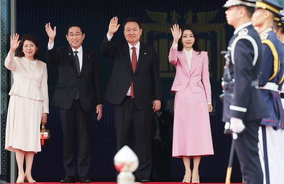 윤석열 대통령과 김건희 여사가 1박2일 일정으로 한국을 찾은 기시다 후미오 일본 총리 부부와 7일 서울 용산 대통령실에서 열린 공식 환영식을 마친 뒤 인사하고 있다.연합뉴스