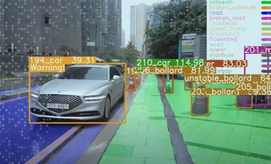 보행로 촬영 영상을 분석하는 AI. [사진 LBS tech]