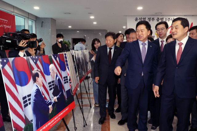 ▲ 국민의힘 김기현 대표 등 지도부가 8일 오전 국회 의원회관에서 열린 ‘윤석열 정부 출범 1주년 사진전’에서 전시된 사진을 둘러보고 있다.  [공동취재]