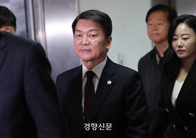 국민의힘 당대표 선거에 출마해 고배를 마신 안철수 의원이 3월10일 여의도 한 빌딩에서 열린 선대본부 비공개 해단식에서 침통한 표정으로 입장하고 있다. 박민규 선임기자