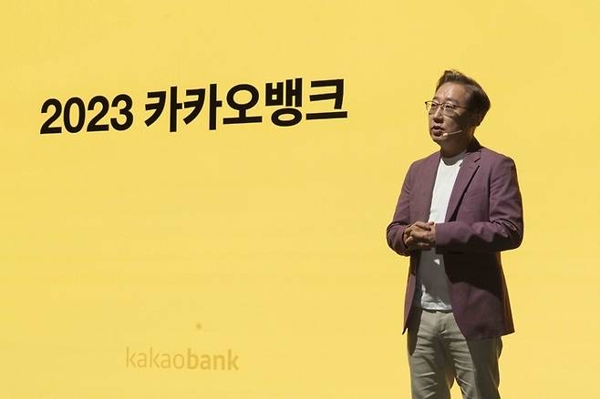 윤호영 카카오뱅크 대표이사가 18일 서울 여의도  페어몬트 앰배서더 호텔에서 개최한 기자간담회에서 기록통장 출시 등 올해 사업계획을 설명하고 있다.  카카오뱅크 제공