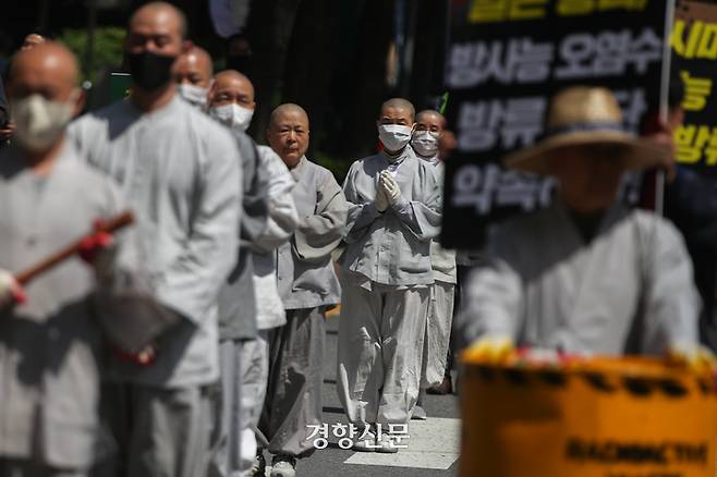 조계종 사회노동위원회 소속 스님들이 8일 서울 종로구 조계사에서 후쿠시마 방사능 오염수 방류 중단을 촉구하며 오체투지를 하고 있다. 성동훈 기자