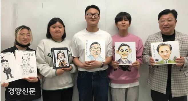 Professor Koh Gyeong-il and students Yi Sang-min, Kim Ji-seong, Yi Yu-gyeong and Bak Su-bin (from right) of the team, Memory of Korea, hold caricature sketches they drew in a classroom in Sangmyung University in Cheonan, Chungcheongnam-do on May 3.