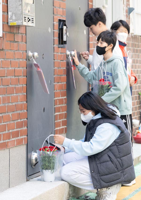 같은 날 학생들이 꽃바구니를 전하기 위해 학교 인근에 사는 어르신 집을 방문하고 있다.  이원준 기자