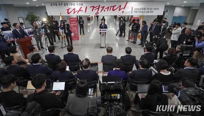 김기현 국민의힘 대표가 8일 오전 서울 여의도 국회 의원회관 제2로비에서 열린 '윤석열 정부 출범 1주년 사진전- 다시 경제다!'에서 축사를 하고 있다.