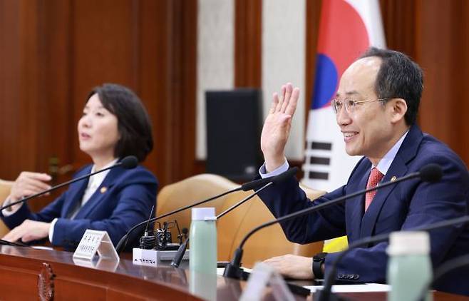 추경호 경제부총리 겸 기획재정부 장관이 8일 정부서울청사에서 열린 대외경제장관회의에 참석해 영상회의로 정부세종청사에 참석한 장관들을 향해 인사하고 있다. 연합뉴스