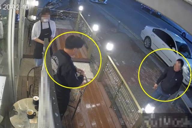 지난 6일 카페 야외 테이블에서 금연 안내를 받자 두 중년 남성이 항의하며 자리를 떠나고 있다. 자영업자 커뮤니티 ‘아프니까 사장이다’ 캡처