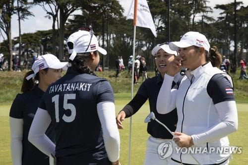 우승을 차지한 쭈타누깐 자매(오른쪽)가 호주팀을 격려하고 있다. [AP=연합뉴스]