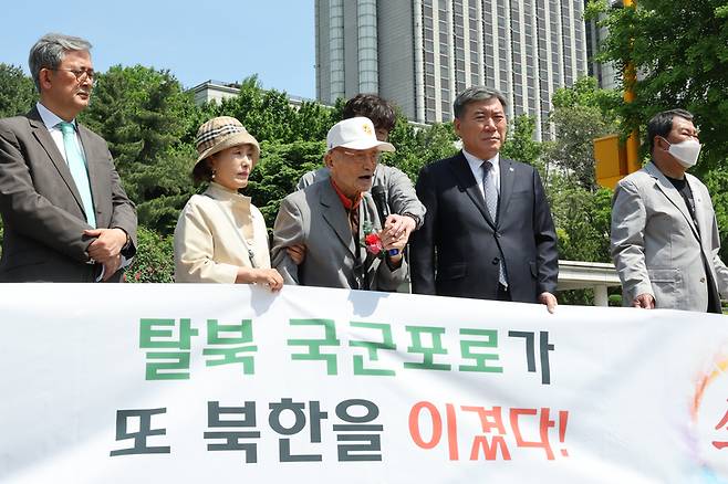 한국전쟁 때 북한에 잡혔다가 탈북한 국군 포로 김성태 씨가 8일 오전 북한을 상대로 한 손해배상 소송에서 승소 후 서울 서초동 법원삼거리에서 열린 기자회견에서 소감을 말하고 있다. (사진=연합뉴스)