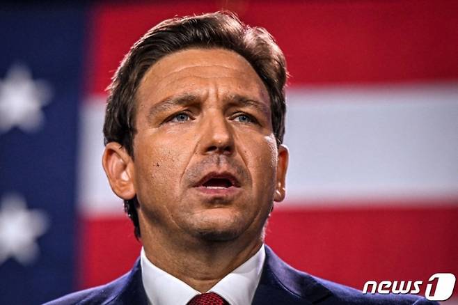 (템파 AFP=뉴스1) 정윤미 기자 = 론 디샌티스(44) 미국 플로리다 주지사. 사진은 지난 11·8 중간선거에서 재선에 성공하고 플로리다 템파 컨벤션센터에서 기념 연설을 하고 있는 모습이다.   ⓒ AFP=뉴스1  Copyright (C) 뉴스1. All rights reserved. 무단 전재 및 재배포 금지.