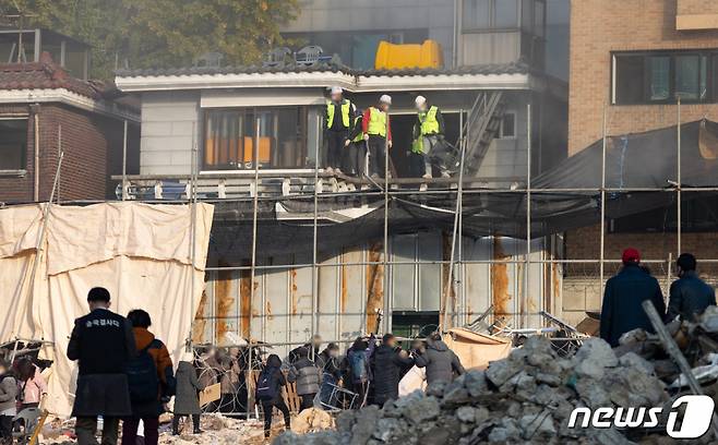 (서울=뉴스1) 이재명 기자 = 15일 오전 서울 성북구 사랑제일교회에서 6차 명도집행이 진행되자 교인 등이 집행인력과 대치하고 있다. 2021.11.15/뉴스1