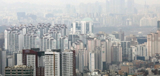 8일 부동산 플랫폼 '직방'이 지난달 18일부터 이달 2일까지 15일간 직방 모바일 앱 내 접속자를 대상으로 설문조사를 진행한 결과 총 726명의 응답자 중 투자수단으로 부동산을 보유하고 있는 이들은 전체의 36.0%에 달하는 것으로 조사됐다. 부동산에 투자 예정이라는 응답도 40.8%였다. 투자 예정 상품으로는 절반에 가까운 응답자가 기존 아파트를 고려한다고 답했다. /사진=뉴스1