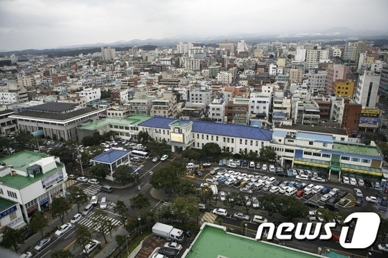 제주시청에서 공영버스 기사가 근무여건 논의 후 분신을 시도해 병원에 이송됐다. 사진은 제주시청사. /사진=뉴스1