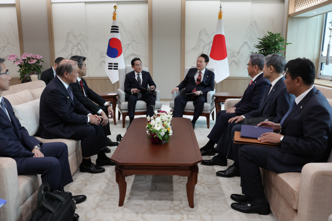 소인수 정상회담 윤석열 대통령이 7일 오후 기시다 후미오 일본 총리와 용산 대통령실 청사에서 박진(오른쪽 세 번째) 외교부 장관, 하야시 요시마사(왼쪽 세 번째) 외무상 등 양국 정부의 최소 인원만 배석한 소인수회담을 갖고 있다.  연합뉴스