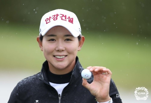 홀인원을 기록한 볼을 들고 포즈를 취한 박보겸. [사진=KLPGA]