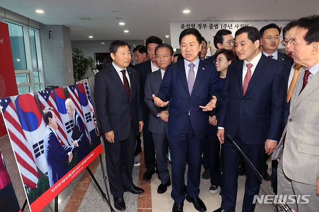 [서울=뉴시스] 추상철 기자 = 김기현 국민의힘 당 대표가 8일 오전 서울 여의도 국회에서 열린 '윤석열 정부 출범 1주년 사진전'에 참석해 사진을 둘러보고 있다. (공동취재사진) 2023.05.08. photo@newsis.com