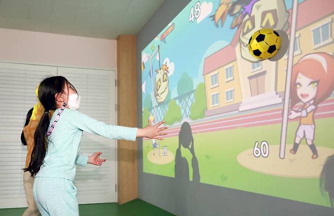 [대전=뉴시스] 지난 2일 대전 서구 원앙초등학교 5층 '행복누리터'에서 한 학생이 오후돌봄 프로그램 '놀이체육'에 참여해 활동하는 모습. (사진=교육부 제공). 2023.05.08. photo@newsis.com *재판매 및 DB 금지