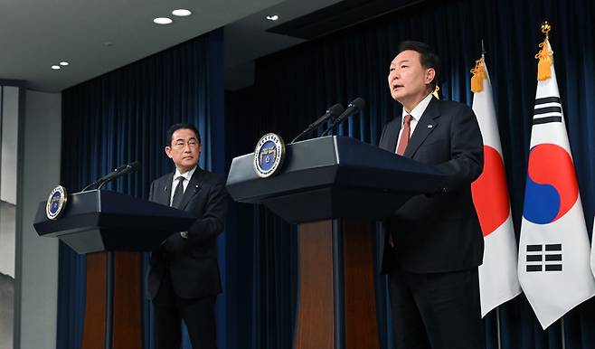 [서울=뉴시스] 윤석열 대통령과 기시다 후미오 일본 총리가 7일 서울 용산 대통령실 청사에서 공동기자회견을 하고 있다. (사진=대통령실 제공) 2023.05.07. photo@newsis.com *재판매 및 DB 금지