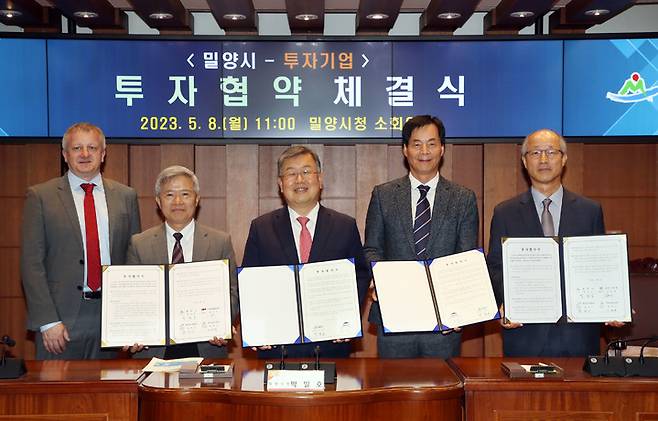 기업 투자 업무 협약식을 하고 있다. 사진 왼쪽부터 쿠퍼 존 HA그룹 부사장, 배기호 HA코리아 대표, 박일호 시장, 김경섭 서울이엔지 부대표, 김민재 명진화학 대표. *재판매 및 DB 금지