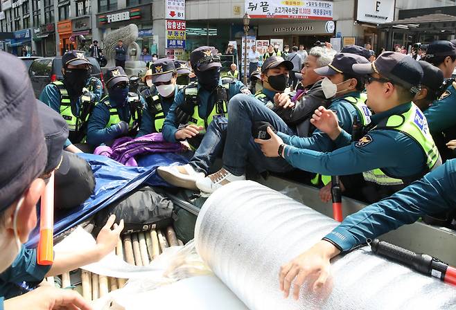 [서울=뉴시스] 고범준 기자 =  8일 오후 서울 여의도 국민의힘 당사 앞에서 경찰이 10.29이태원참사시민대책회의가 국민의힘의 특별법 제정 참여 촉구 200시간 집중 공동행동 집회를 위해 설치하려는 물품을 제지하고 있다. 2023.05.04 amin2@newsis.com