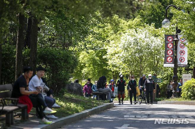 [서울=뉴시스] 정병혁 기자 = 완연한 봄날씨를 보인 지난 1일 오후 서울 영등포구 여의도공원을 찾은 시민들이 즐거운 시간을 보내고 있다. 2023.05.01. jhope@newsis.com