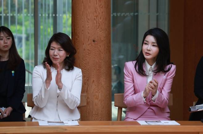 김건희 여사가 7일 서울 은평구 진관사에서 방한 중인 기시다 후미오 일본 총리의 배우자인 기시다 유코 여사와 국가무형문화재인 진관사 수륙재(水陸齋: 물과 육지에서 헤매는 외로운 영혼에 공양을 드리는 불교 의식)를 함께 관람하며 박수치고 있다. 연합뉴스