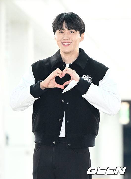 [OSEN=인천공항, 이대선 기자] 김선호가 12일 오전 일본 나고야에서 열리는&nbsp;'2022 Asia Artist Awards IN JAPAN'&nbsp;참석을 위해 인천국제공항을 통해 출국했다.배우 김선호가 출국장으로 이동하고 있다. 2022.12.12 /sunday@osen.co.kr