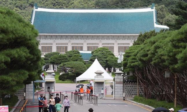서울 종로구 청와대 본관을 시민들이 둘러보고 있다. 뉴시스