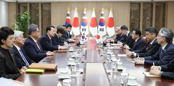 확대 정상회담하는 한일 - 윤석열 대통령이 7일 용산 대통령실에서 열린 기시다 후미오 일본 총리와의 확대 정상회담에서 발언하고 있다. 두 정상은 이날 소인수 회담에 이어 확대 회담까지 총 102분 동안 정상회담을 진행했다. 뉴시스