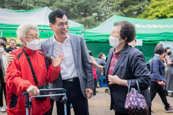 이기재(가운데) 서울 양천구청장이 지역 행사에서 어르신들과 웃으며 대화하고 있다. 양천구 제공