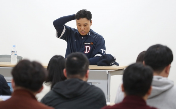 이승엽 감독, 우천취소 후 인터뷰 - 이승엽 두산 베어스 감독이 지난달 25일 오후 대구삼성라이온즈파크에서 열릴 예정이었던 프로야구 삼성 라이온즈와의 경기가 우천으로 취소된 뒤 인터뷰룸에서 취재진의 질문에 답하고 있다.