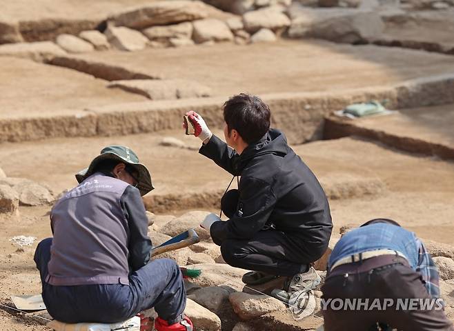 이것이 고려시대 유물? (서울=연합뉴스) 류영석 기자 = 20일 서울 종로구 신영동에 있는 한 도시형 생활주택 신축 부지에 현장 관계자가 출토된 고려시대 추정 유물을 살피고 있다. 2023.3.20 ondol@yna.co.kr