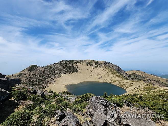 폭우 내린 한라산 백록담 만수 '장관' 연출 (제주=연합뉴스) 8일 푸른 하늘 아래 한라산 백록담에 물이 만수 수위까지 들어차 장관을 연출하고 있다. 지난 3∼7일 한라산에 1천㎜가 넘는 폭우가 내렸다. 2023.5.8 [강영근 사진작가 제공. 재판매 및 DB 금지] koss@yna.co.kr