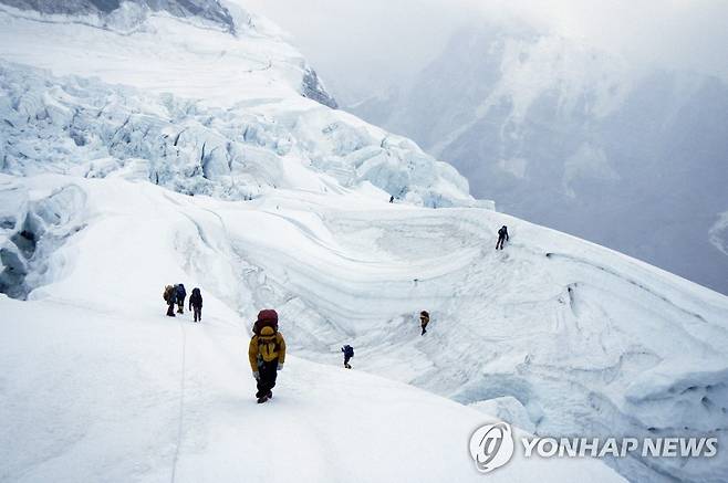 에베레스트 등정하는 산악인과 셰르파들 [EPA=연합뉴스 자료사진]