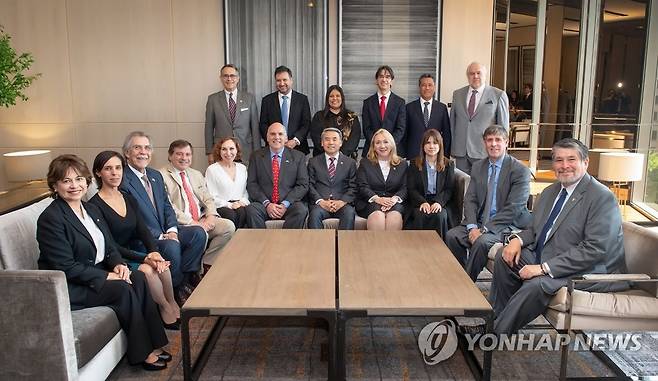 국방부 장관, 주한중남미대사단 간담회 참석 (서울=연합뉴스) 이종섭 국방부 장관이 8일 서울 종로구 포시즌스호텔서울에서 주한중남미대사단이 주관한 간담회에 참석해 대사들과 기념 촬영하고 있다. 2023.5.8 [국방부 제공. 재판매 및 DB 금지] photo@yna.co.kr