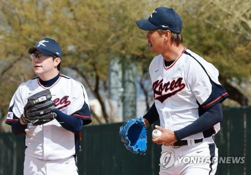 2023 WBC 대표팀에서 함께 했던 양현종과 김광현이 광주에서 에이스 격돌을 벌인다. [연합뉴스 자료사진]