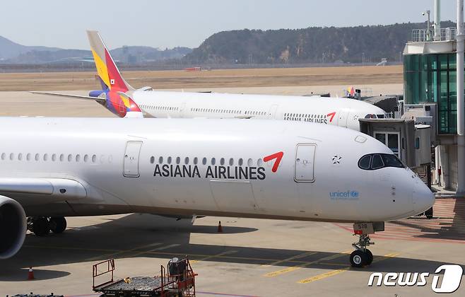 인천공항 1터미널에 아시아나 항공기가 계류장에 대기하고 있다. 2022.3.29/뉴스1 ⓒ News1 권현진 기자