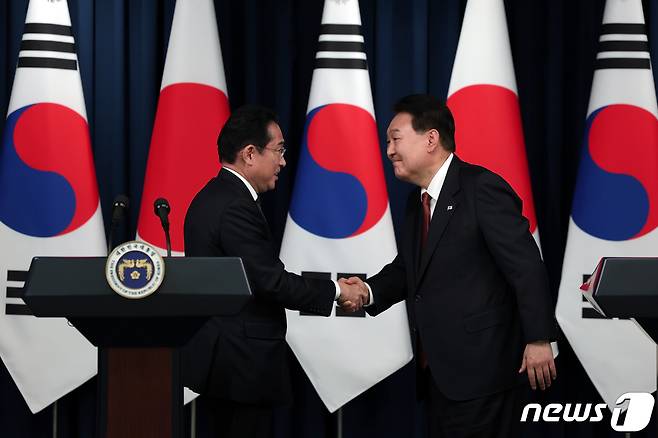 윤석열 대통령과 기시다 후미오 일본 총리가 7일 용산 대통령실 청사에서 열린 공동 기자회견에서 악수하고 있다. (대통령실 제공) 2023.5.7/뉴스1 ⓒ News1 오대일 기자