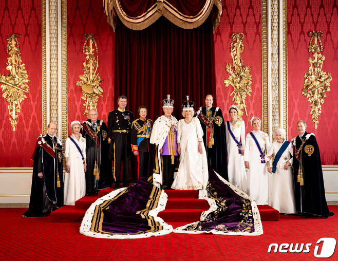 찰스 3세 영국 국왕과 카밀라 왕비가 8일(현지시간) 런던 버킹엄 궁에서 해리 왕자와 부인 메건 마클은 빠진 왕실 가족의 대관식 기념 사진을 공개하고 있다. ⓒ 로이터=뉴스1 ⓒ News1 우동명 기자