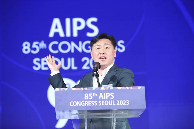 김관영 전북지사가 9일 세계체육기자연맹(AIPS) 총회에 참석해 2023 전북 아시아태평양 마스터스를 적극 홍보하고 있다.         제공 | 아태마스터스 조직위