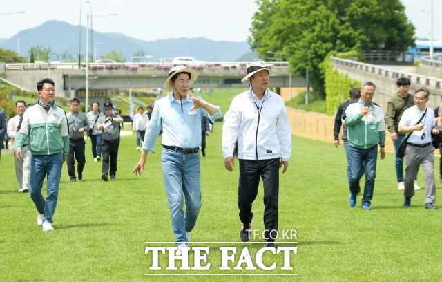 순천만국가정원을 방문한 오세훈 서울시장이 노관규 순천시장의 안내를 받으며 그린아일랜드를 걷고 있다. /독자제공