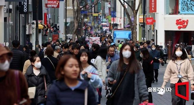 3월28일 서울 중구 명동쇼핑거리가 외국인 관광객들과 시민들로 북적이고 있다. 사진=윤동주 기자 doso7@