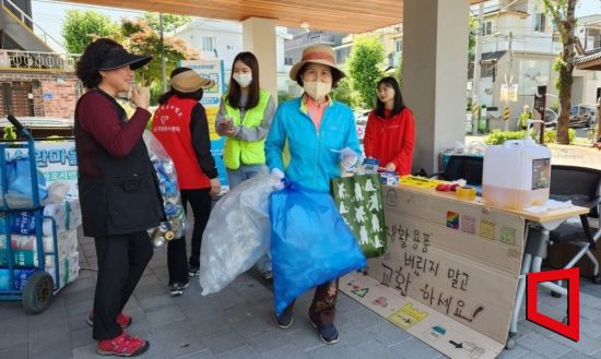 광주시 남구 월산4동 행정복지센터 앞에서 9일 오전 '3-3 자원순환(3 다시 삶)' 행사가 열려 주민들이 재활용품을 건네고 생필품을 받아가고 있다.[사진=민현기 기자]