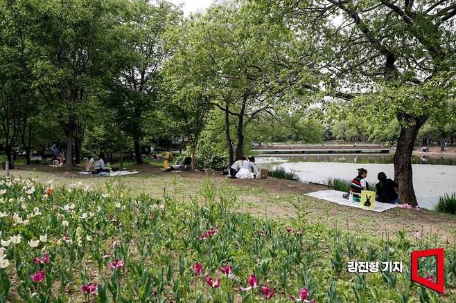 서울 한 낮 기온이 24도까지 상승하며 초여름 날씨를 나타낸 2일 서울 성동구 서울숲을 찾은 시민들이 그늘 아래서 햇볕을 피하고 있다. 사진=강진형 기자aymsdream@