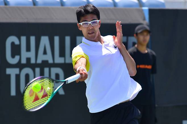 정현이 9일 부산 스포원파크에서 열린 남자 프로테니스(ATP) 부산오픈 챌린저 단식 본선 1회전(32강)에서 일본의 우치야마 야스타카를 상대로 포핸드 스트로크를 치고 있다. /부산오픈조직위원회