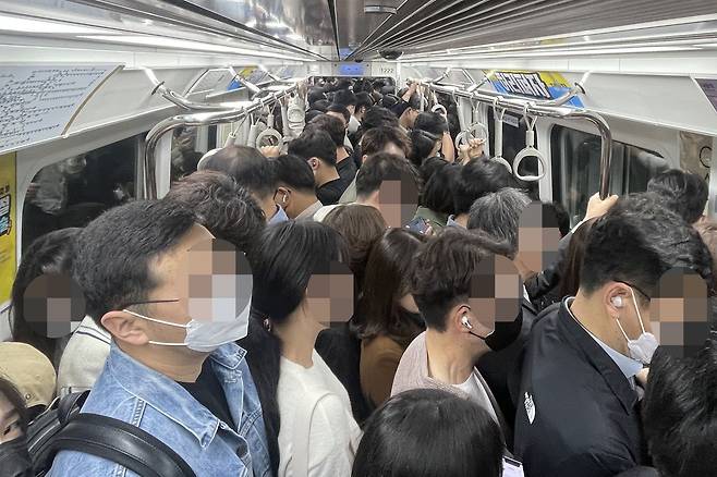 4월 24일 오전 경기도 김포시 풍무동 김포도시철도(김포골드라인) 풍무역 정거장을 출발해 김포공항역으로 향하는 김포골드라인 열차가 승객으로 가득 차 있다. / 연합뉴스