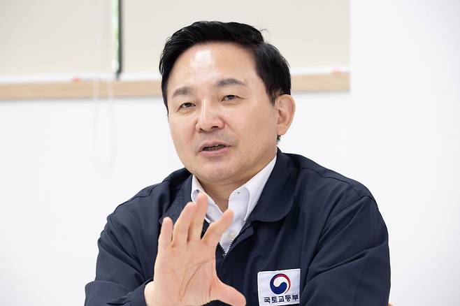 원희룡 국토교통부 장관이 3일 서울 신촌 대학가 인근 주택을 살펴보고 청년들과 공인중개사협회, 부동산 중개플랫폼 관계자와 간담회를 하고 있다. /국토교통부 제공