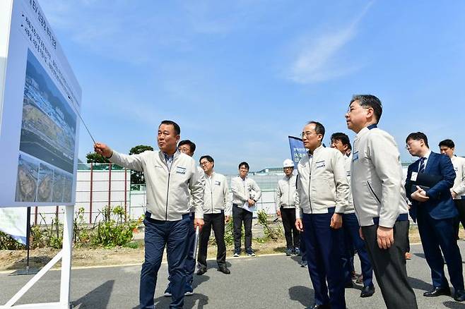 추경호 경제부총리 겸 기획재정부 장관(오른쪽 세 번째)이 9일 현대자동차 울산공장을 방문해 전기차 전용 공장 건설 계획에 대한 브리핑을 듣고 있다. 추 부총리 옆은 장재훈 현대자동차 사장. ⓒ현대자동차그룹