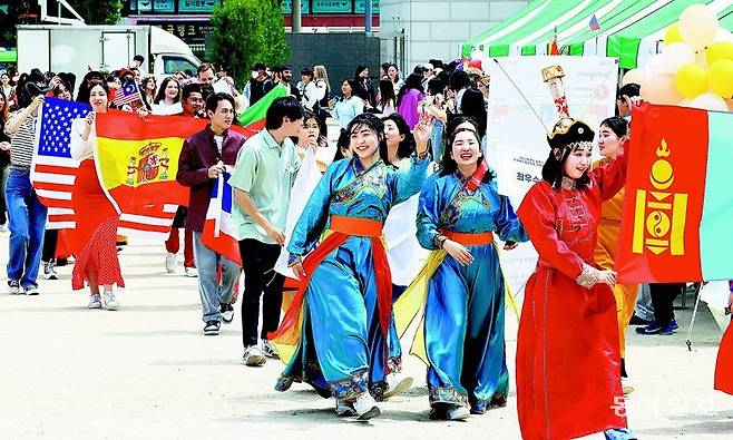 4월28일 서울 동대문구 한국외국어대에서 열린 ‘세계를 만나는 문화 한마당’에서 전통 의상을 입은 외국인 학생들이 국기를 든 채 행진하고 있다. 이날 행사에선 56개국 600여 명의 학생이 참여해 자국의 다양한 문화를 소개했다.  전영한 기자 scoopjyh@donga.com