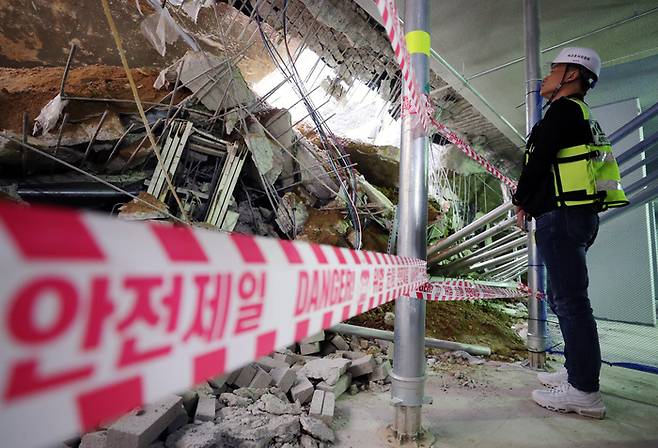 2일 오후 인천시 서구 검단신도시 모 아파트 신축 공사장에서 국토교통부 사고조사관이 현장 점검을 하고 있다. 이곳에서는 지난달 29일 지하 주차장 1∼2층의 지붕 구조물이 무너지는 사고가 발생했다.  연합뉴스